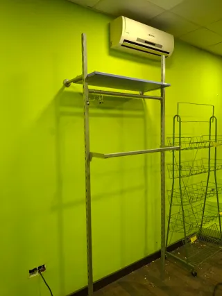 Percheros metálicos para tienda