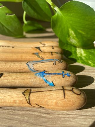 Bolígrafos madera pirograbados a mano