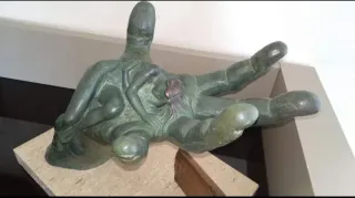 Escultura Lorenzo Quinn confianza