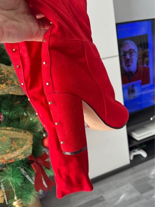 Botas altas rojas con tachuelas