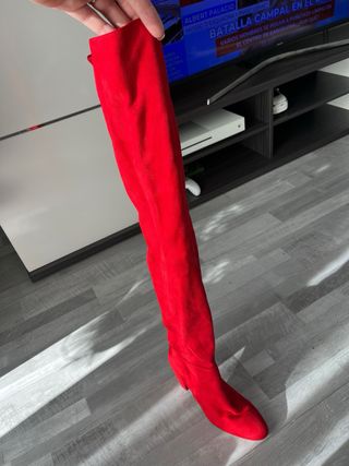 Botas altas rojas con tachuelas