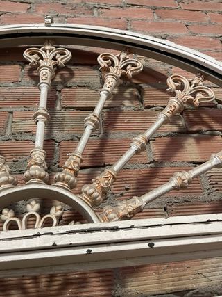 Cancela de forja maciza con arco