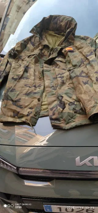 Cazadora militar con capucha