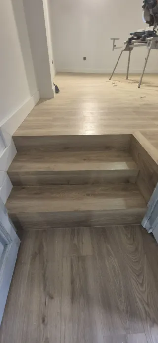 Instalación de tarima e rodapié.