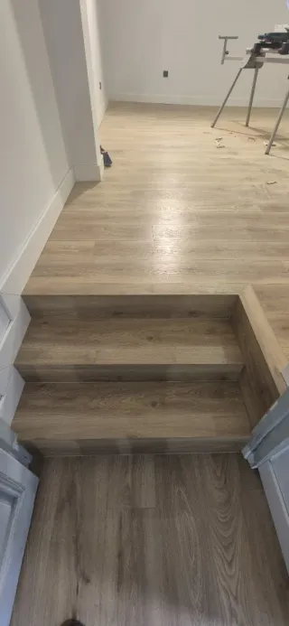 Instalación de tarima e rodapié.