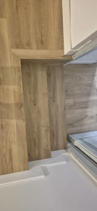 Instalación de tarima e rodapié.