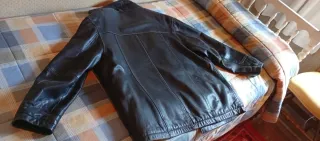 Cazadora de cuero tres cuartos