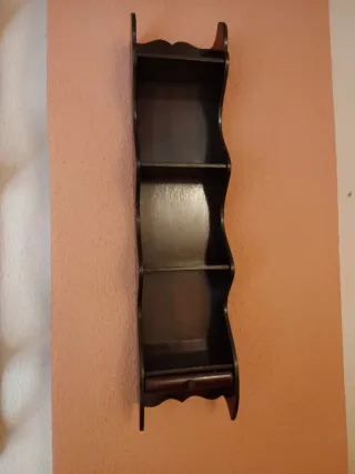 Estantería de madera oscura