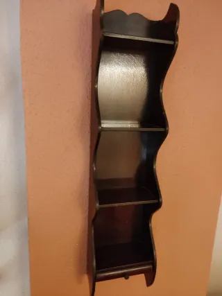 Estantería de madera oscura