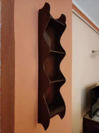 Estantería de madera oscura