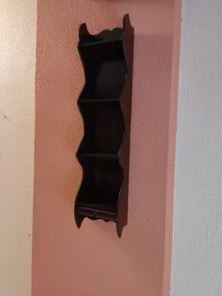 Estantería de madera oscura