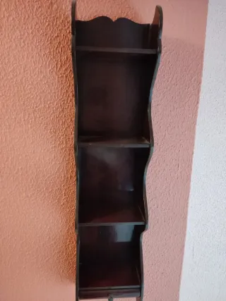 Estantería de madera oscura