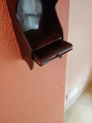 Estantería de madera oscura