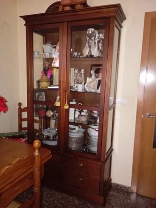 Vitrina clásica de madera y cristal