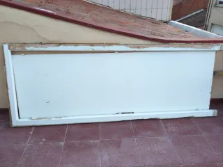 Puerta blanca con marco de madera.