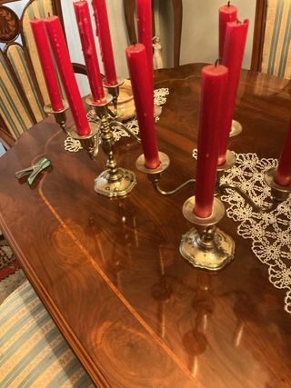 Candelabros de mesa rojos y plateados