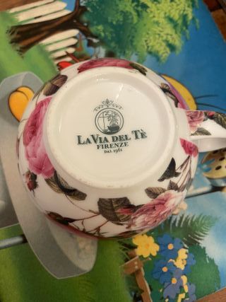 Teiera e tazza in porcellana floreale