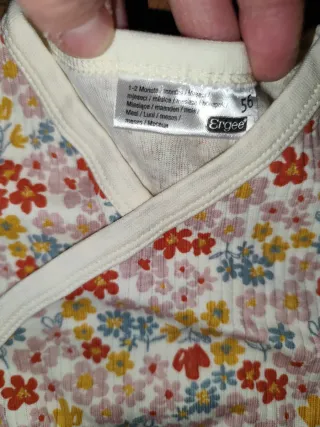 Ropa bebé 1-2 meses floral y rosa por 5€