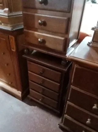 Cómoda con espejo y mesitas de noche