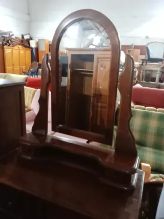 Cómoda con espejo y mesitas de noche