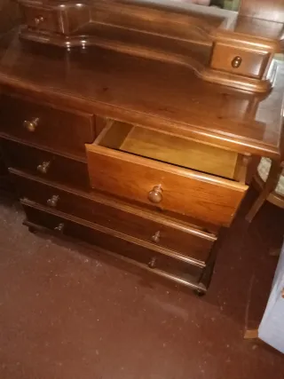 Cómoda con espejo y mesitas de noche