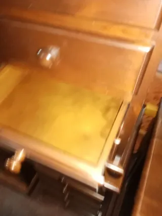 Cómoda con espejo y mesitas de noche