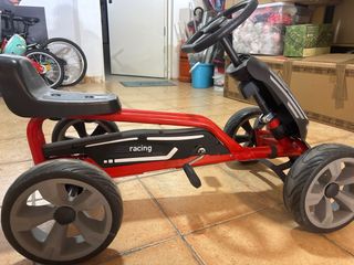 Coche de pedales rojo y negro