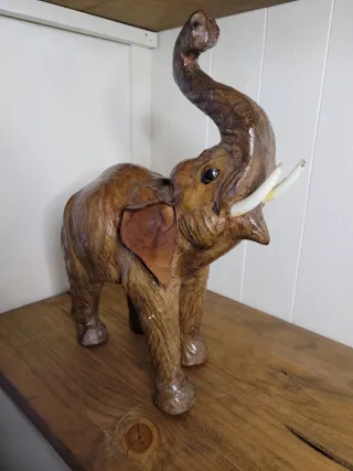 Antiguo elefante de cuero decorativo