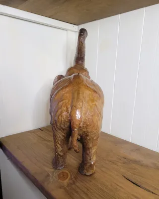 Antiguo elefante de cuero decorativo