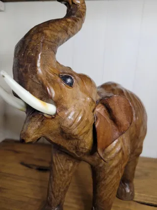 Antiguo elefante de cuero decorativo