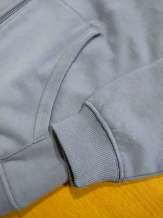 Sudadera gris con cremallera