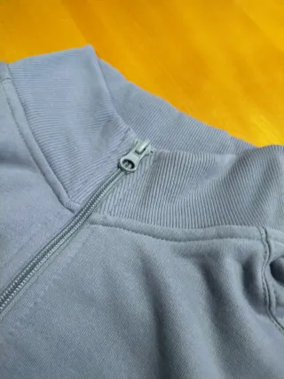 Sudadera gris con cremallera