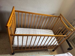 Cuna de madera para bebé