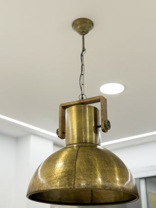 Lámpara colgante industrial metal y madera