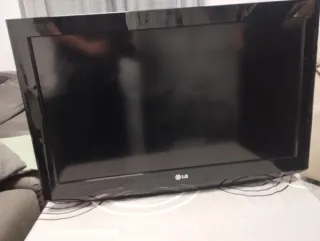 Televisión LG Negra con Soporte Pared