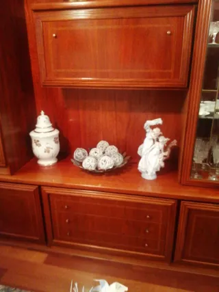 Librería madera nogal con vitrina