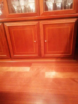 Librería madera nogal con vitrina