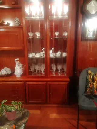 Librería madera nogal con vitrina