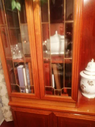 Librería madera nogal con vitrina