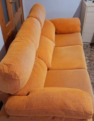 Sofá naranja de tela