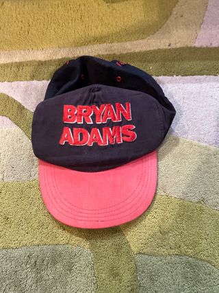 Gorra Bryan Adams Negra y Roja