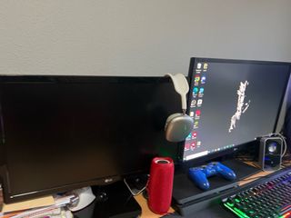 PC Gaming MSI,  teclado, raton y dos pantallas