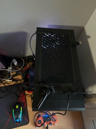 PC Gaming MSI,  teclado, raton y dos pantallas