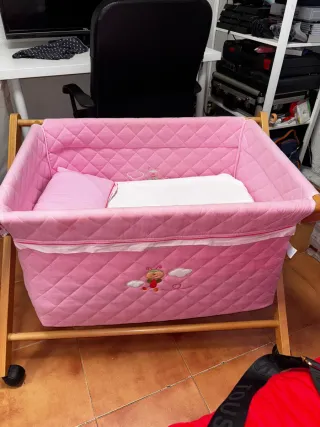 Mini Cuna de bebé rosa con colchón