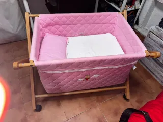 Mini Cuna de bebé rosa con colchón