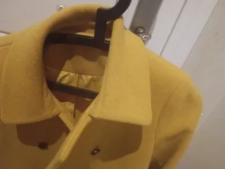 Abrigo de lana amarillo