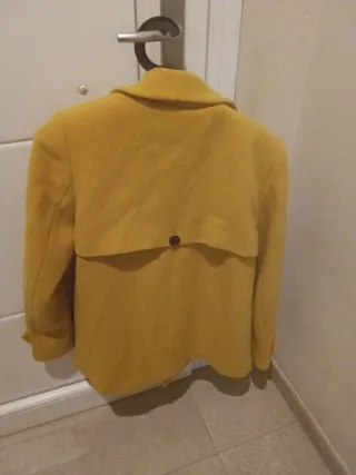 Abrigo de lana amarillo