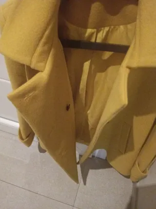 Abrigo de lana amarillo