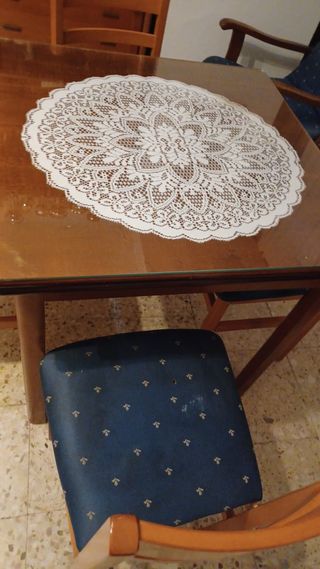 Mesa Comedor color Caoba + 4 Sillas Tapizadas