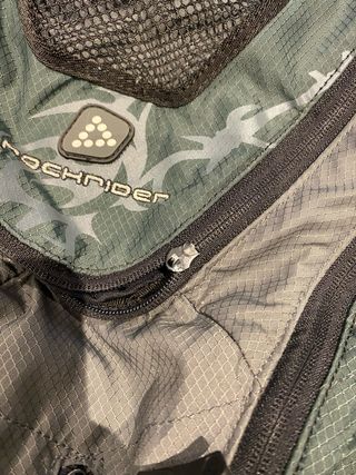 Mochila deportiva gris y verde